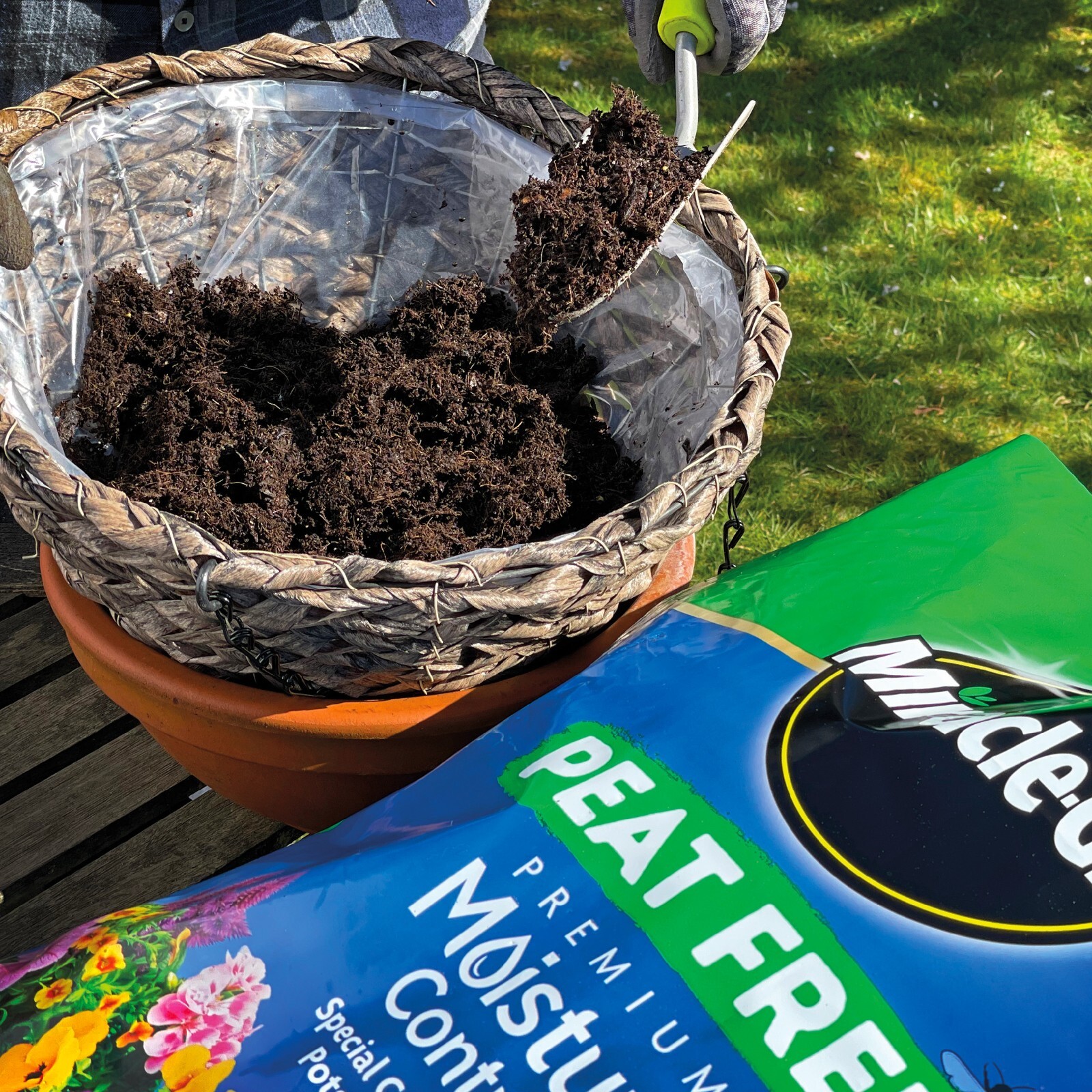 MIRACLE GRO MOISTURE CONTROL COMPOST PEAT FREE HANGING BASKETS POTS 10L