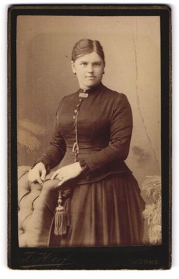 Fotografie I. Herf, Worms, Junge Frau mit Brosche und Ohrschmuck 