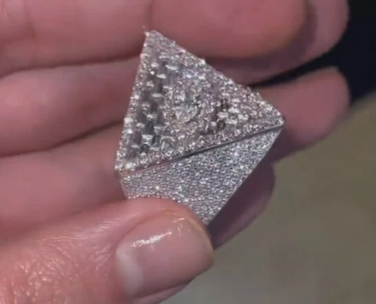 Anillo Illuminati de moissanita real corte baguette de 4 quilates enchapado en oro rosa de 14 quilates Foto 2 de 4