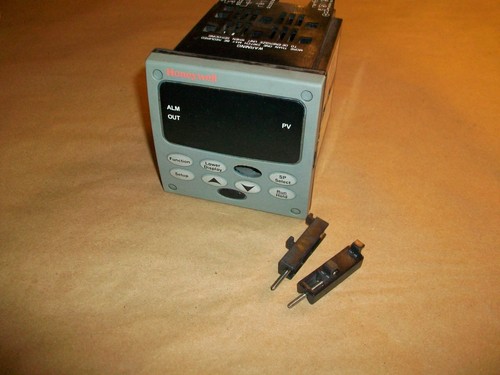 Honeywell Temperature Controller DC2500-E0-0L0R-100-00000-00-0 USED