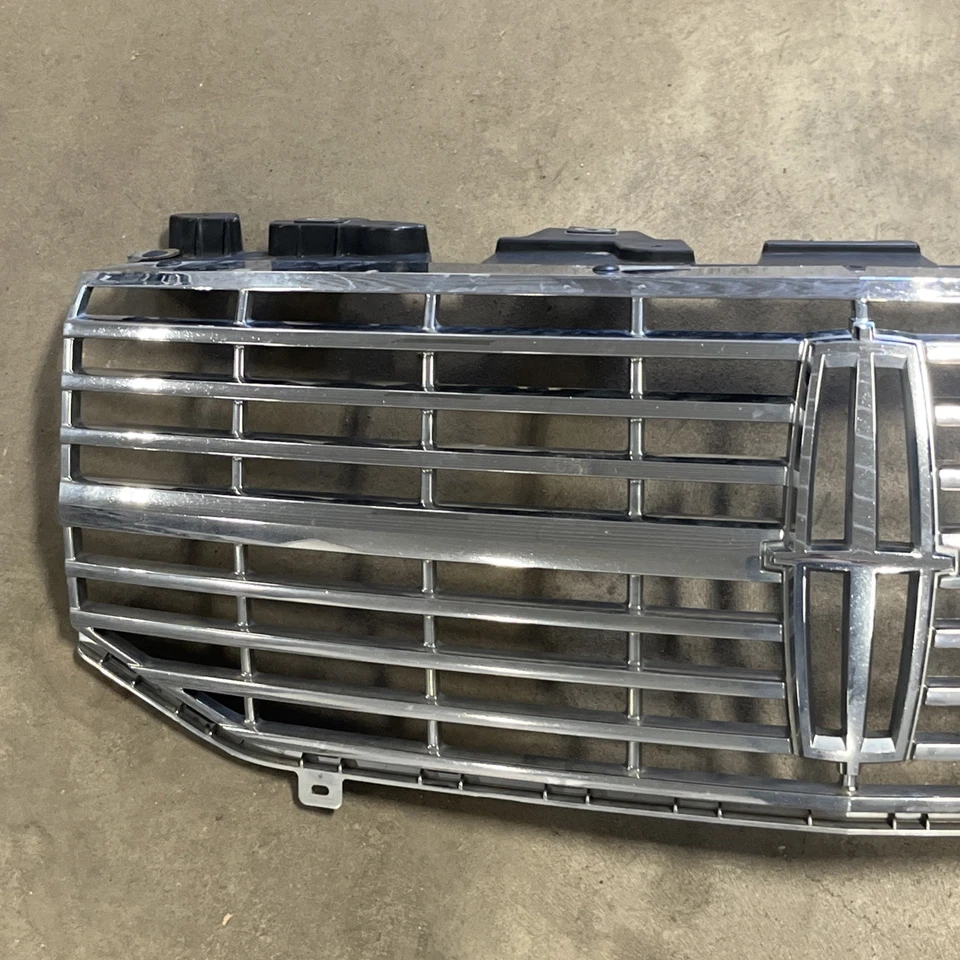 11-14 LINCOLN NAVEGATOR PARRILLA DELANTERA MONTAJE CUBIERTA INSERCIÓN MOLDURA CROMO OEM Foto 3 de 4