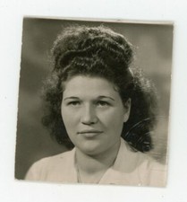 PHOTO photo identity, a woman poses hairstyle fashion