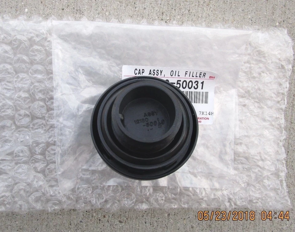 98-07 TOYOTA LAND CRUISER 4.7L V8 BASE VX TAPA DE LLENADO DE LÍQUIDO DE ACEITE DE MOTOR FABRICANTE ORIGINAL NUEVO Foto 2 de 2