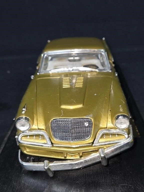 Anson 1/18 Scale Diecast 30371 - 1957 Studebaker Golden Hawk - Gold - Image 4 of 4