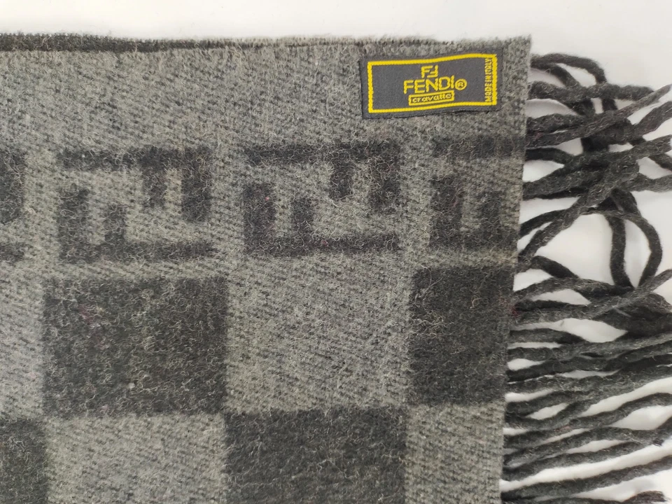 Lenços de inverno de lã cinza/preto estampados vintage genuíno FENDI - Imagem 4 de 4