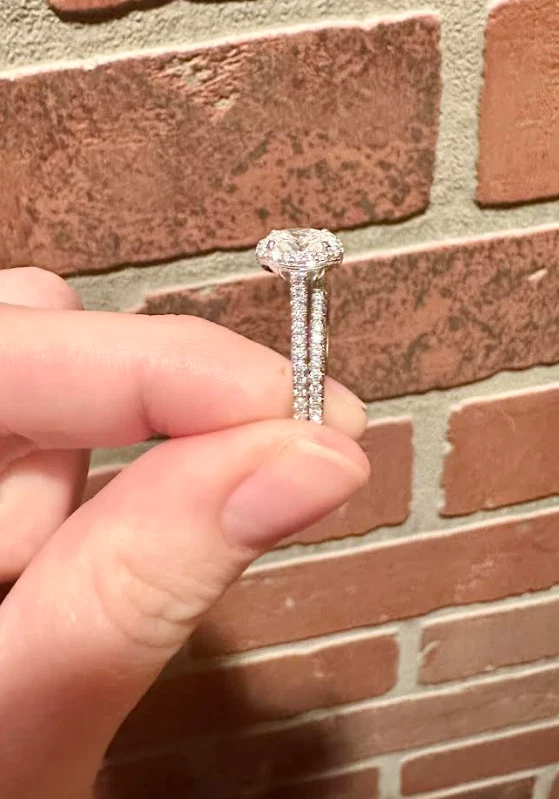 Conjunto de boda: anillo de compromiso de diamantes halo ovalado + alianza de boda Foto 2 de 4