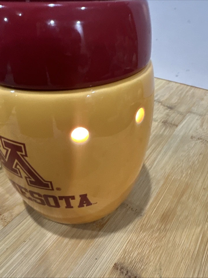 Calentador de cera completo Scentsy University of Minnesota "U of M" Campus Golden Gophers* Foto 3 de 4