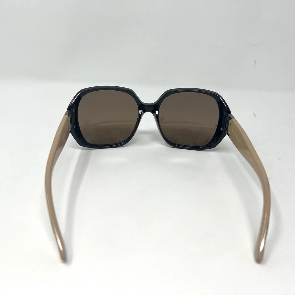 Очки солнцезащитные Burberry B4086 3001/73 черные оправы Nova Check бежевые линзы 3N - Изображение 3 из 4