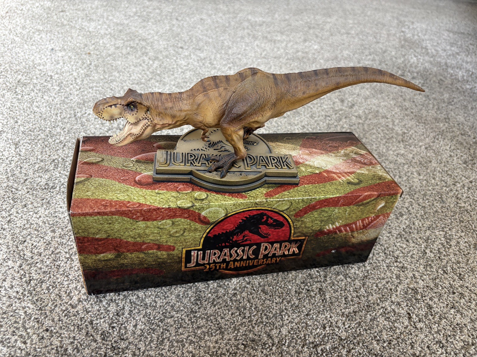 Jurassic Park tyrannosaurus Statue Chronicle Collectibles in box