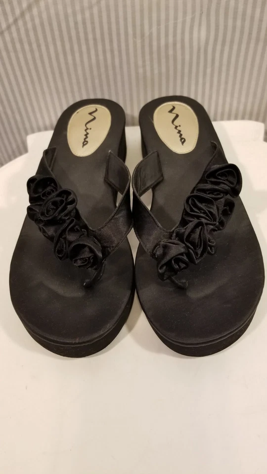 Sandálias tanga Nina preta fantasia cunha fofa flip flop com flores de cetim tamanho 10 - Imagem 2 de 4