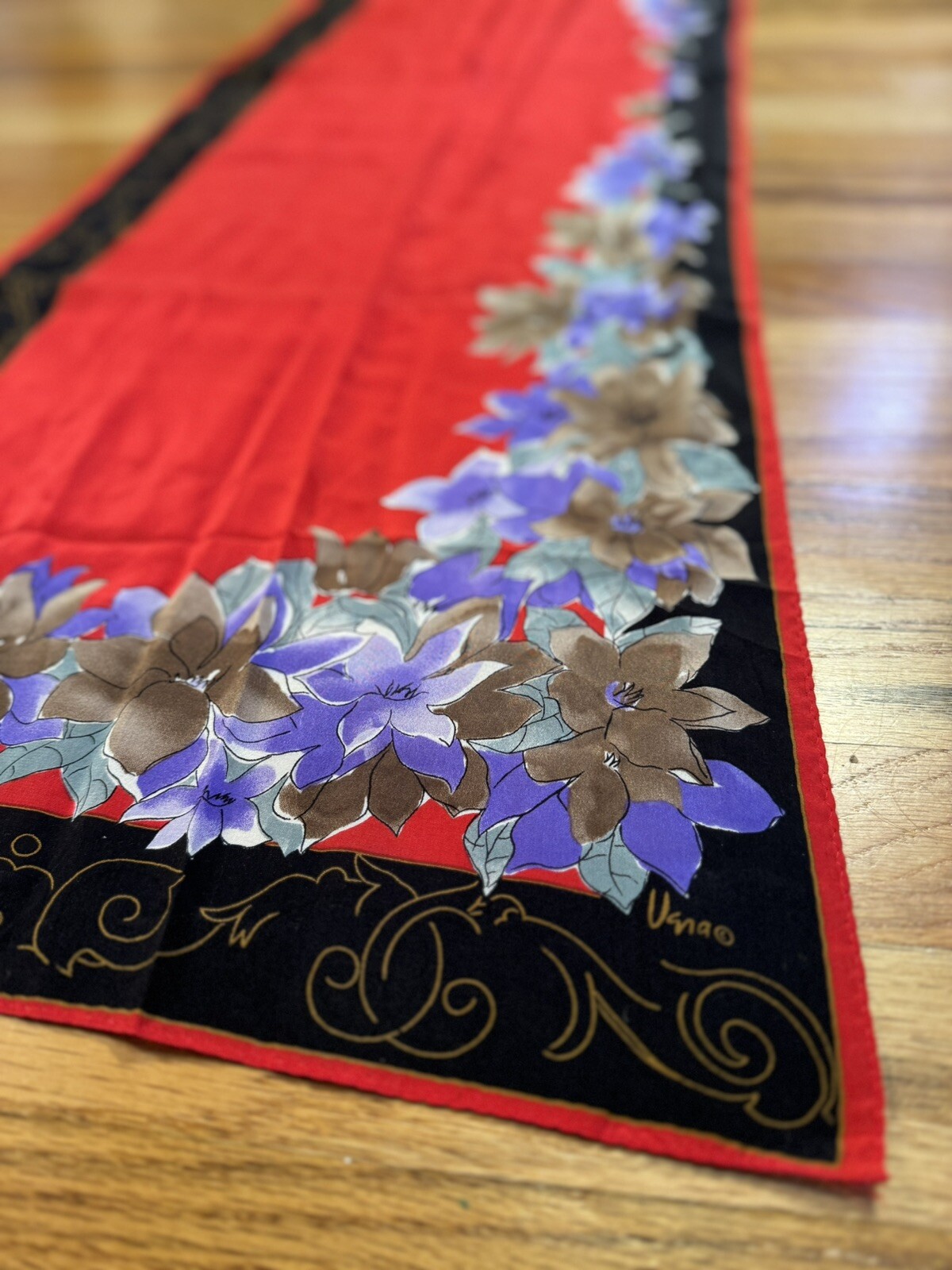 как выглядит Vera VTG Silk Floral Design In Red Purple And Red фото