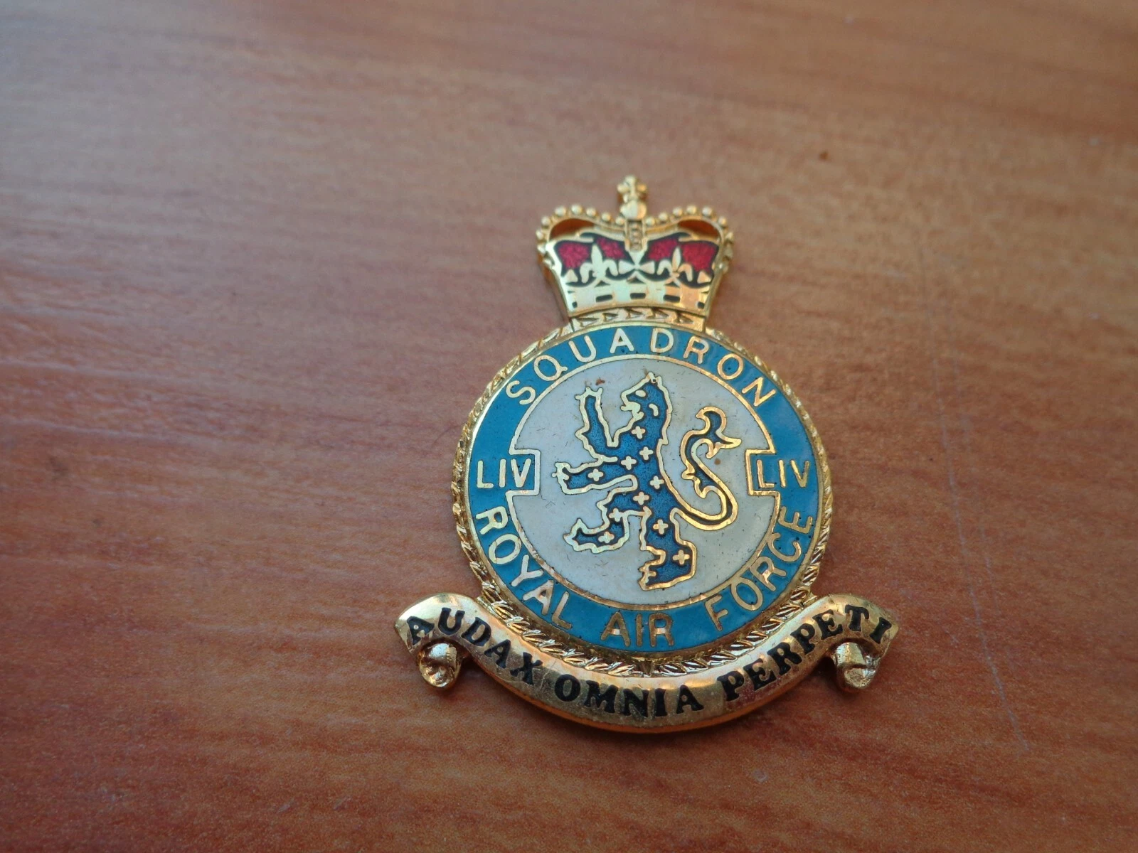 DANBURY MINT 54 SQUADRON RAF ROYAL AIR FORCE GOLD PLATED ENAMEL PLAQUE BADGE