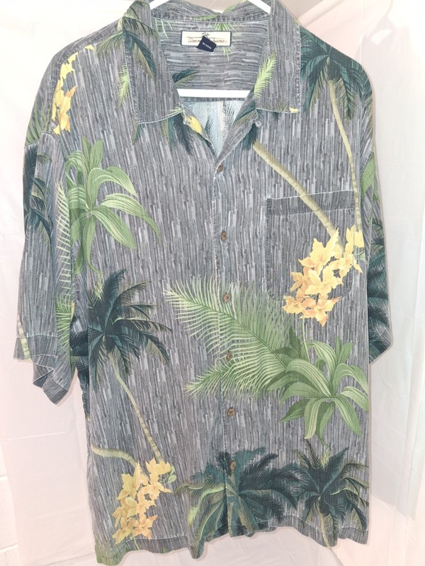 Tommy Bahama Button Up / Down Shirt. Size XL. 100% Silk. Hawaiian Style Print