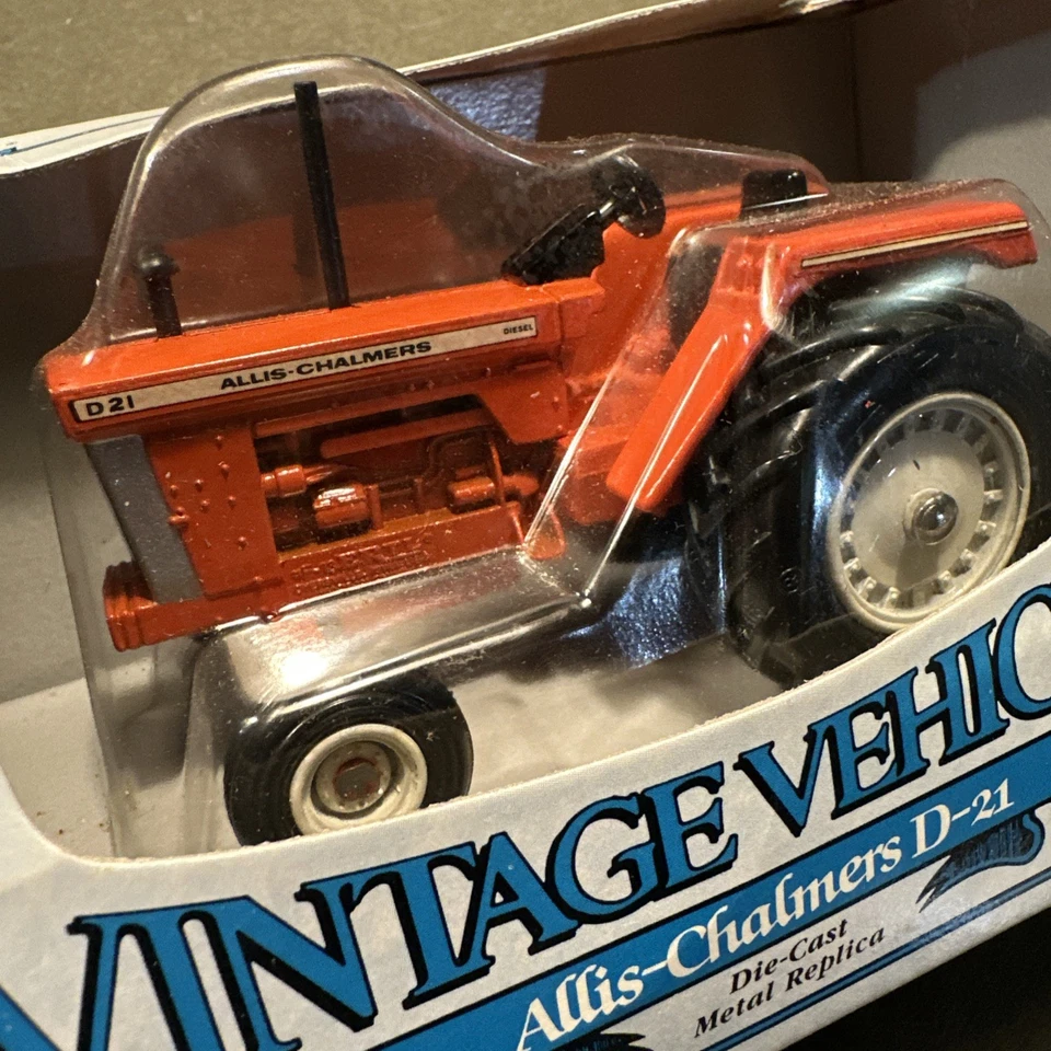 Vintage 1/43 Ertl Allis Chalmers D-21 tractor with the original box H18 - Image 3 of 4