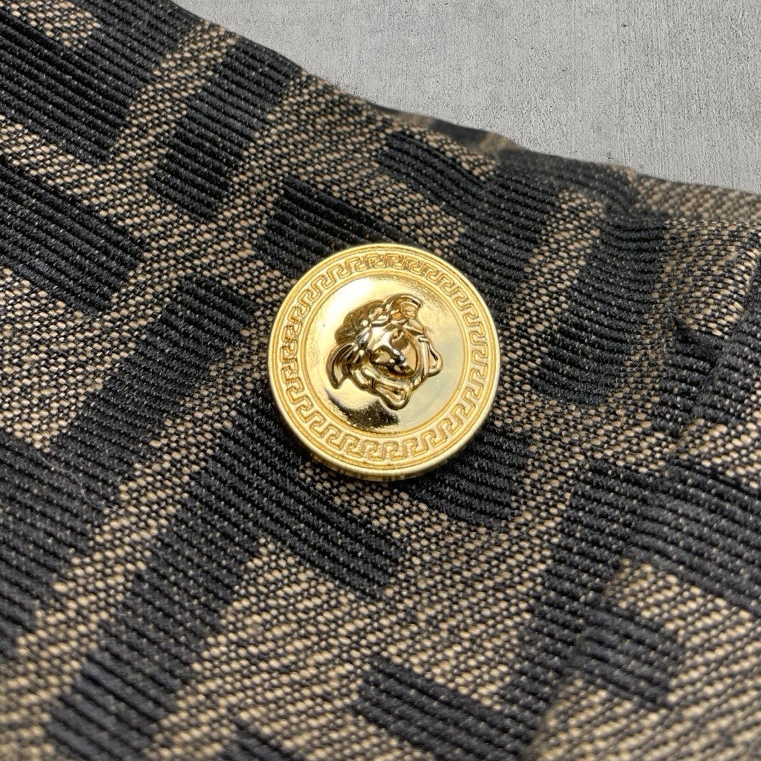 値下げ不可FENDACE FENDI VERSACE ミニスカート フェンディ×ヴェルサーチェの「フェンダーチェ」がいよいよ発売