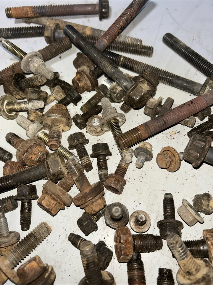 1995 Ford F150 4.9 300 Misc Bolts / Heads / Valve Cover , Intake Flywheel Etc Foto 4 de 4