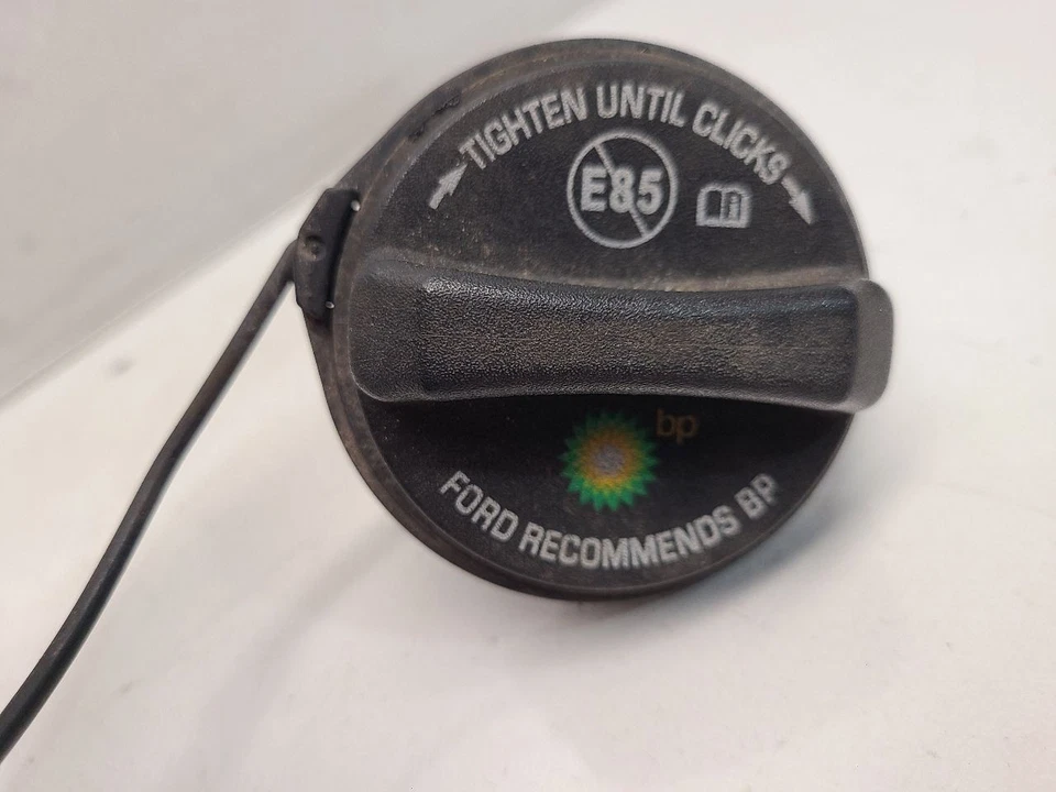 Ford Focus 2008 (sedán) puerta de llenado de combustible *rojo - E4* Foto 2 de 4