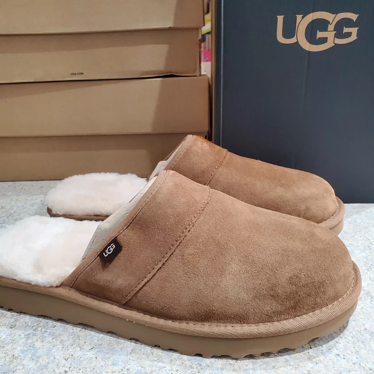 NEW 1153519 MENS SIZE 10 CHESTNUT UGG LEISURE OUTDOOR SLIP ON SLIDES SLIPPERS