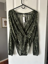 H M NWT Green Snake Skin Print Bodysuit Long Sleeve Top Deep V Neck Size Small