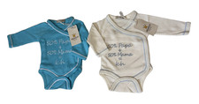 Baby Wickelbody mit Strichen Sprüchen 50%Papa+ 50%Mama=Ich  Größe 50-62