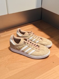 beige adidas gazelle