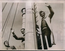 1935 Press Photo Golfers Johnny Revolta Gene Kunes and Harry Ciuci On Ladder