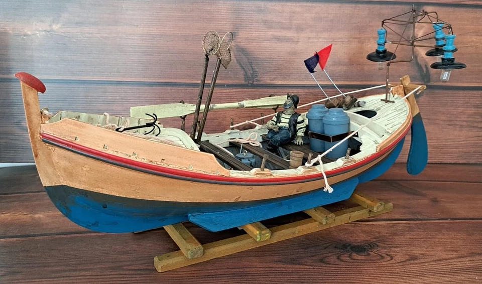 MODELLINO BARCA DA PESCA Tipico GOZZO Con LAMPARE & PESCATORE ARREDAMENTO MARINO - Immagine 4 di 4
