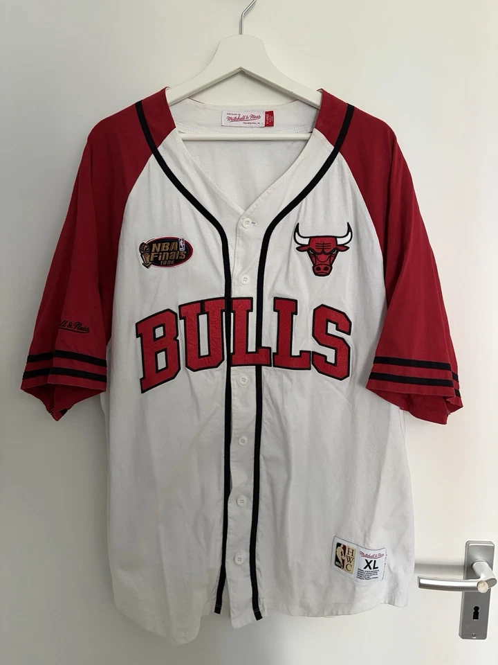 Mitchell & Ness Chicago Bulls Hardwood Classics Baseball Jersey – XL - Bild 1 von 4