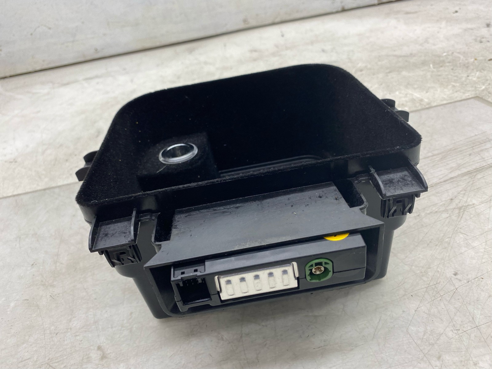 2015-2020 BENTLEY BENTAYGA OEM CENTER ARMEST STORAGE BIN W/ USB AUX 36A864981A