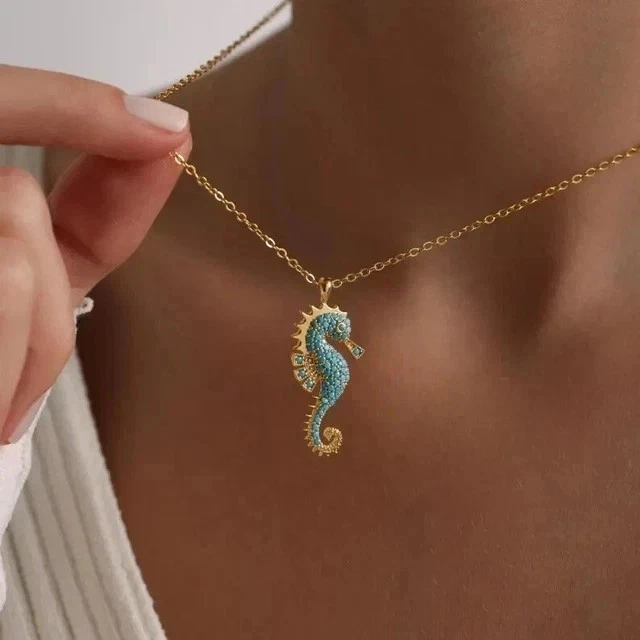 Colgante con forma de caballo de mar turquesa simulado de corte redondo enchapado en oro amarillo de 14 k Foto 2 de 4