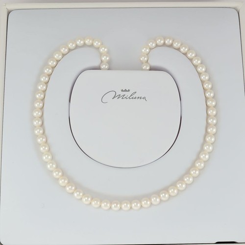 Ceinture en cuir de vache noire unie avec une boucle métallique VON Ceinture en cuir de vache noire unie avec une boucle métallique VON