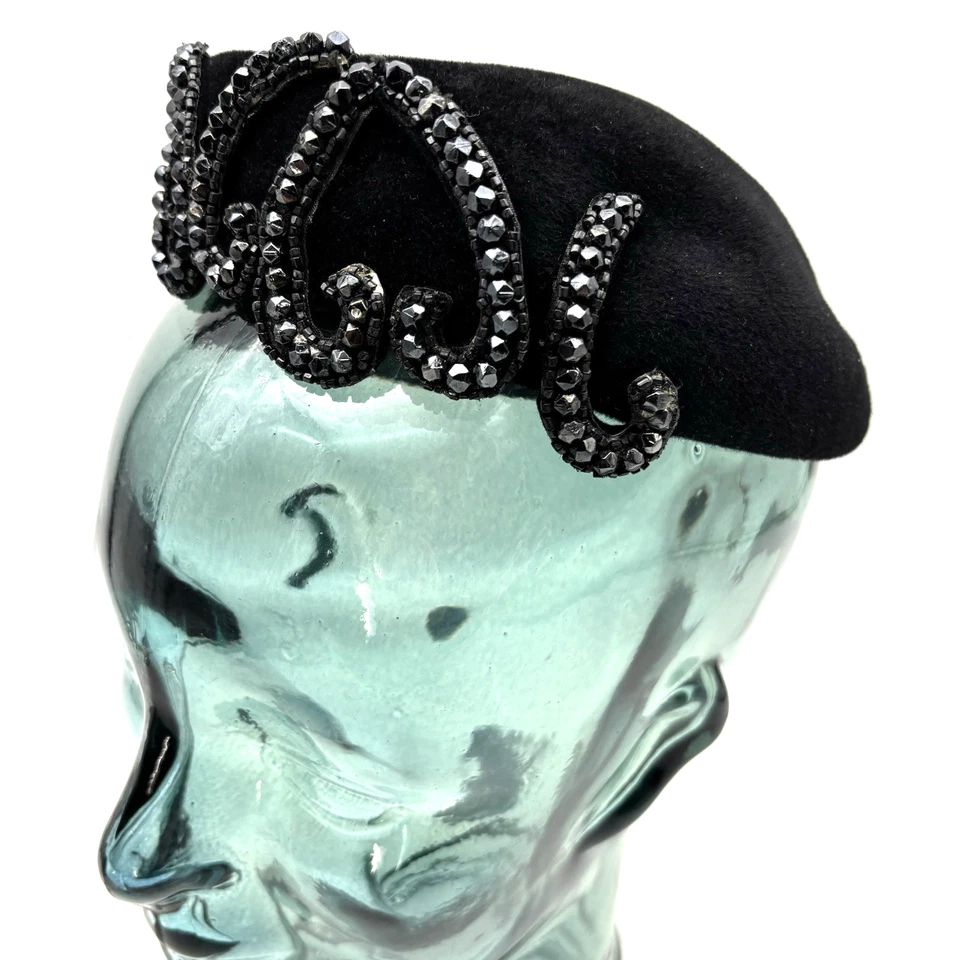 20 世纪 50 年代 Marshall Field & Co 黑色丝绒毛毡串珠装饰药盒帽子 20 英寸圆形 — 第 2/4 张图片