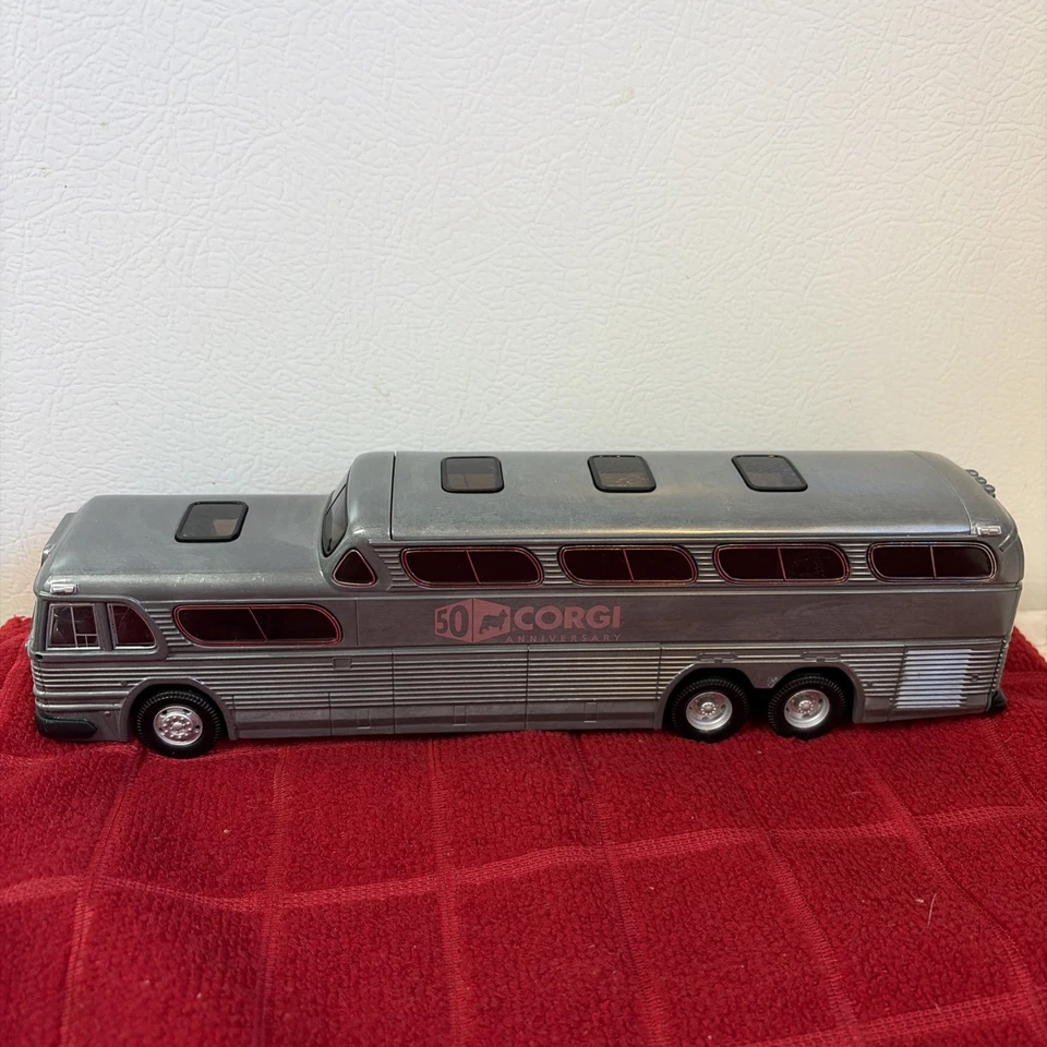 Corgi 50th Anniv. 1:50 Diecast GM 4501 Greyhound Scenicruiser US 54417 #72 - Image 2 of 4