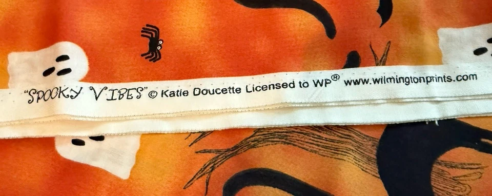 Wilmington por Katie Doucette VIBRACIONES ESPELUZNANTES Tela Halloween Gato Fantasma 45” con POR Y Foto 3 de 3