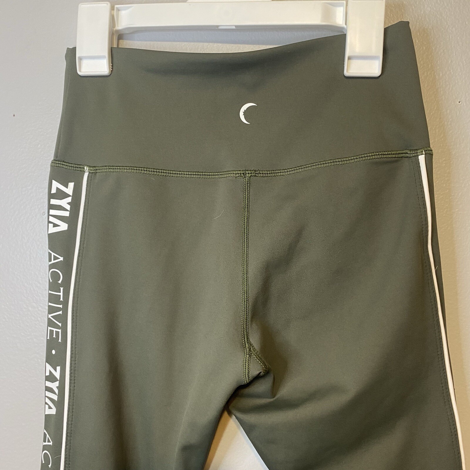 Zyia Active Cropped Capri Solid Green leggings Ar… - image 5