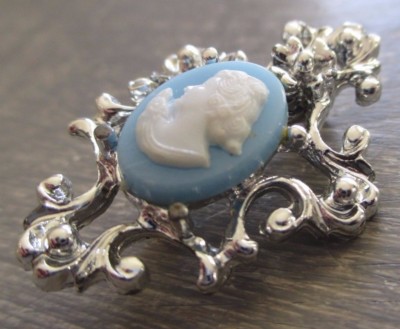Broche Vintage Camée Femme Bleu Résine Argenté - Occasion état Impeccable