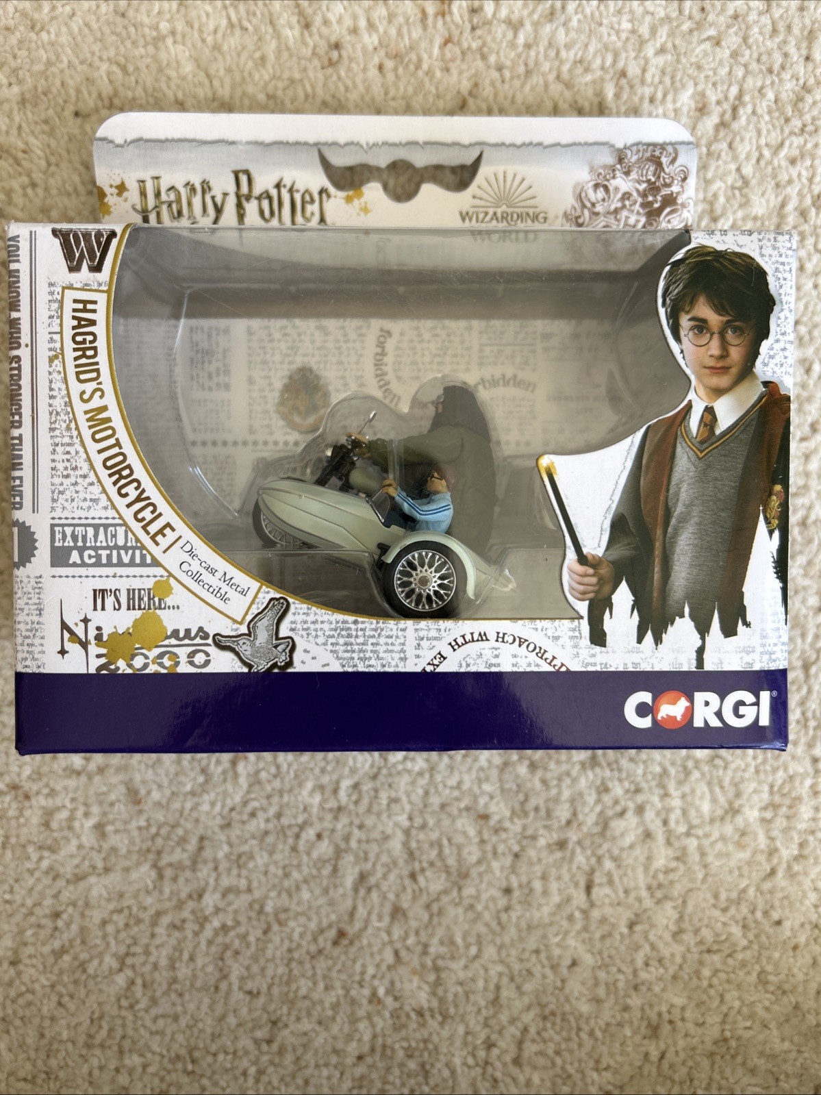 CORGI 1/36 HAGRIDS MOTORCYCLE/SIDECAR WITH HAGRID & HARRY POTTER FIGURES CC99727