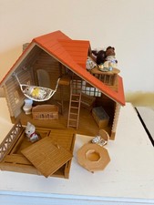 SYLVANIAN FAMILIES LOG CABIN WITH FURNITURE FIGURES