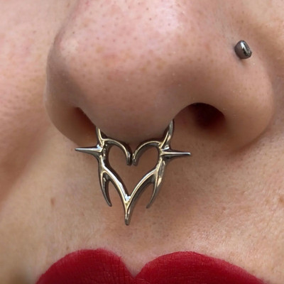 16G 5/16'' G23 Implant Grade Titanium Hinged Tribal Heart Clicker Segment Ring