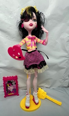 Monster High Art Class Draculaura Doll Diary Apron Painting