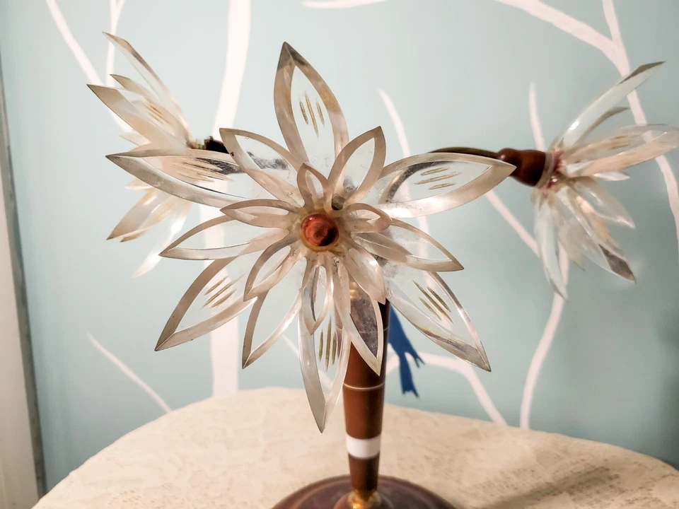 Lámpara de mesa vintage floral acrílico lirio de loto, lámpara de mesa de mediados de siglo Foto 2 de 4