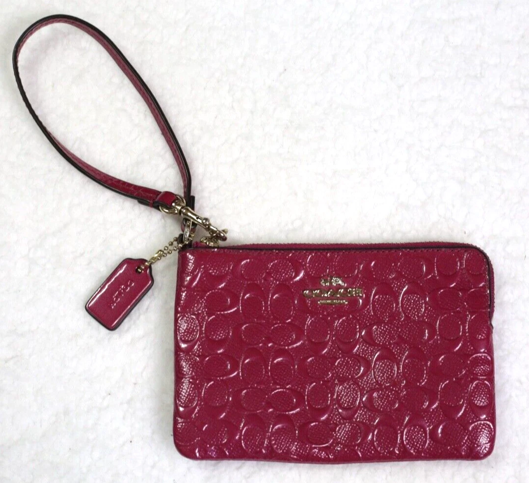 Portachiavi Coach Cranberry Signature inciso in pelle verniciata con zip e cinturino