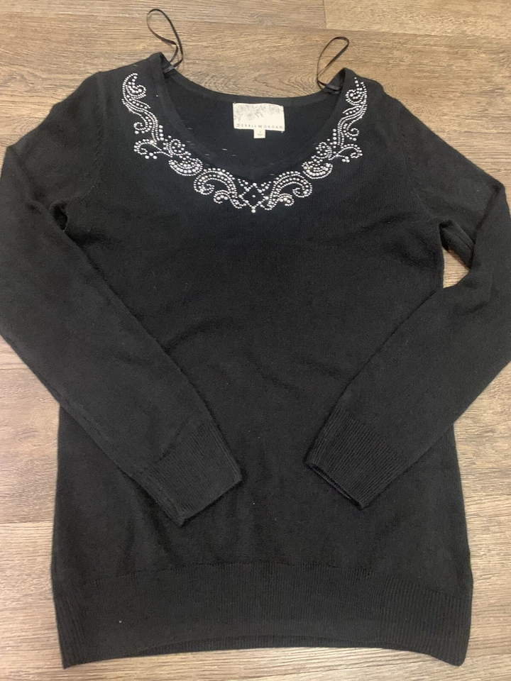 Suéter Debbie Morgan para mujer talla pequeña negro cuello en V estrás Foto 2 de 4