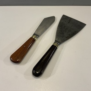 2 VINTAGE DECORATORS TOOLS : 3 1/4” FILLING KNIFE & GLAZING KNIFE