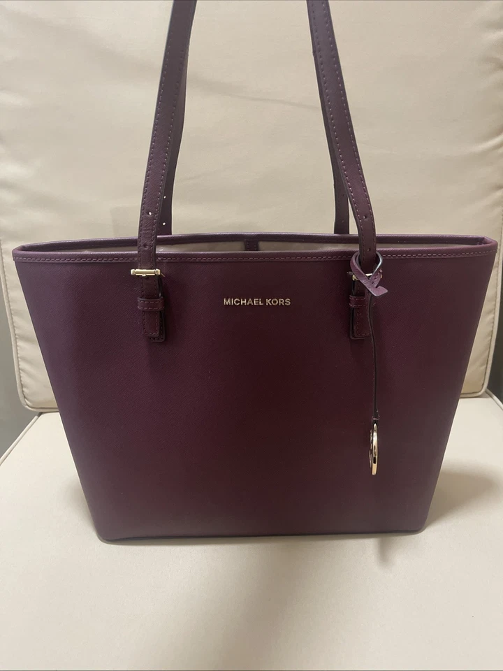 Bolso de Mano Michael Kors Jet Set Mediano Cuero Ciruela Saffiano Foto 2 de 4