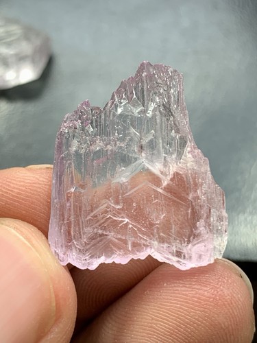 560-Grams Natural Kunzite Crystals / Rough Kunzite Crystals Lot From Afghanistan - Picture 17 of 20