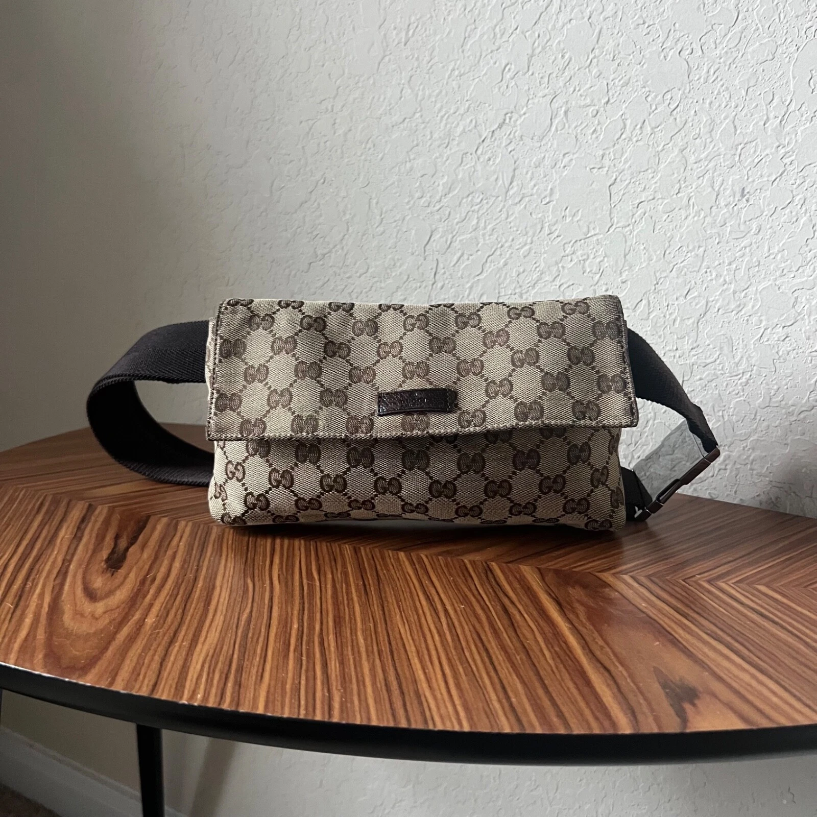 Sac ceinture/sac bandoulière à rabat en toile monogramme Gucci Gg