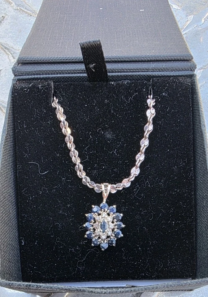 Antiguo collar de cadena de disco retorcido de zafiro y diamante de plata de ley Foto 4 de 4