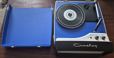 Crosley CR6010A Collegiate Portable Turntable used no adapter/cable.
