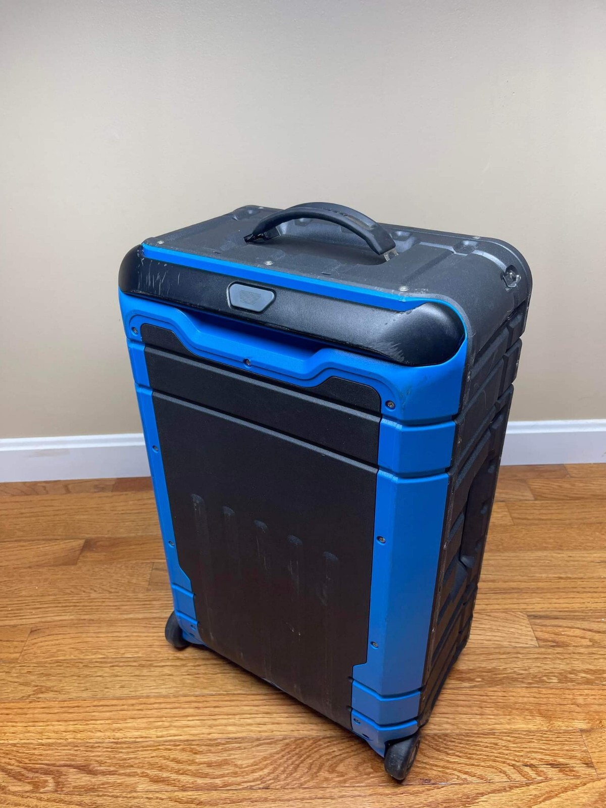 Pelican Elite Luggage Series DAMAGED Glue Residue does not Lock